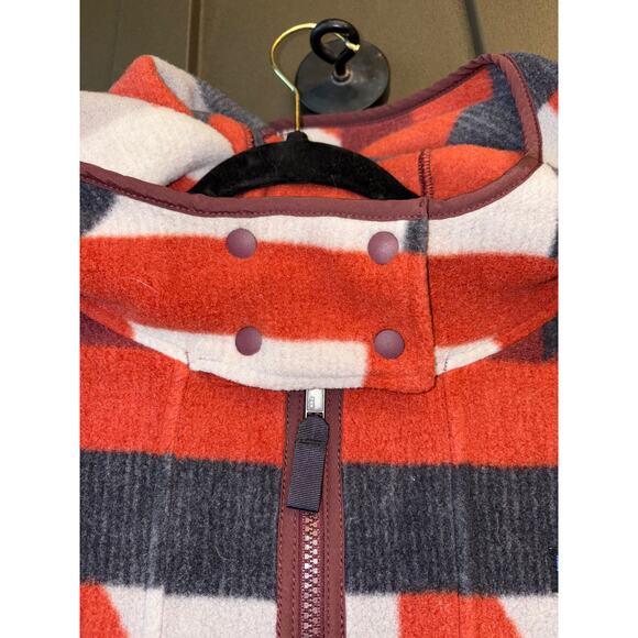 Patagonia Geometric Red and Gray Cape - Picture 8 of 10
